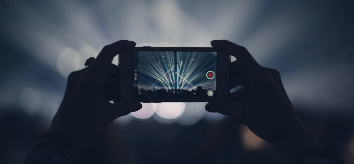 Smartphone nimmt Video von Musikkonzert auf