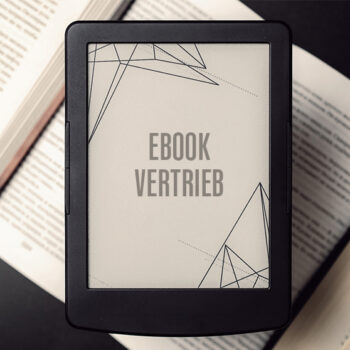 Ein Ebook liegt auf einem Buch. Das Bild symbolisiert den digitalen Vertrieb von eBooks.